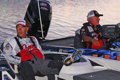 <p>
	Scott Rook and Tommy Biffle sit back and wait for the start of the final day.</p>
