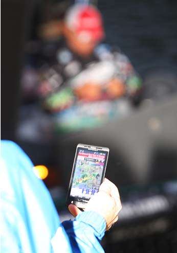 <p>
A weather app shows a small band of clouds and rain moving over Lake Okeechobee.</p>