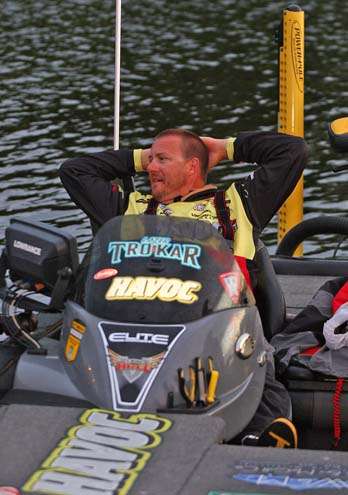 <p>
	Skeet Reese relaxes before the start of the final day.</p>
