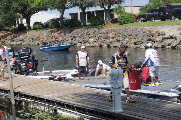 <p>
	The contestants dock their boats in preparation for the weigh-in.</p>
