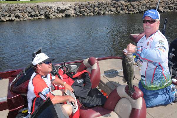 <p>
	Tony South of Alabama takes a 5-7 largemouth out of the livewell while his partner Andy Warren of Tennessee stands ready with the bag. </p>
