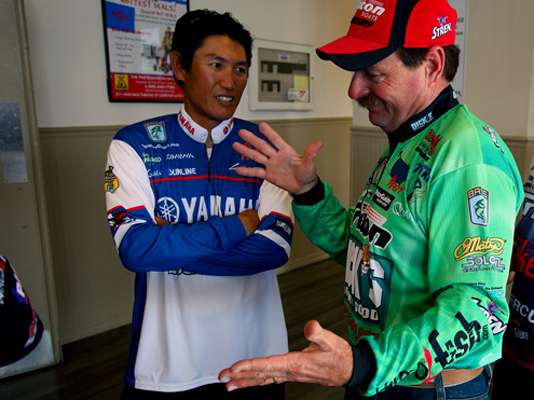 <p>
	Shaw Grigsby shares a big fish story with Takahiro Omori.</p>
