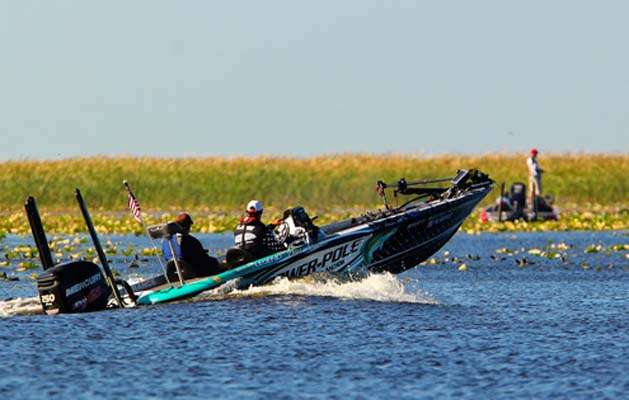 <p>
	Chris Lane shuts his boat down and looks for a route into the lily pads.</p>
