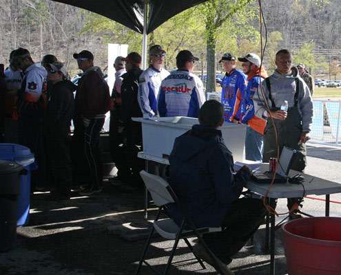 <p>
	Anglers stand at the tanks as they wait for the weigh-in to start.</p>
