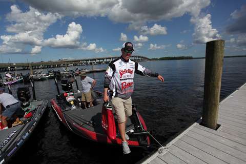 <p>
	Andy Montgomery steps out of his boat with his bag, which ultimately goes 8 pounds even.</p>
