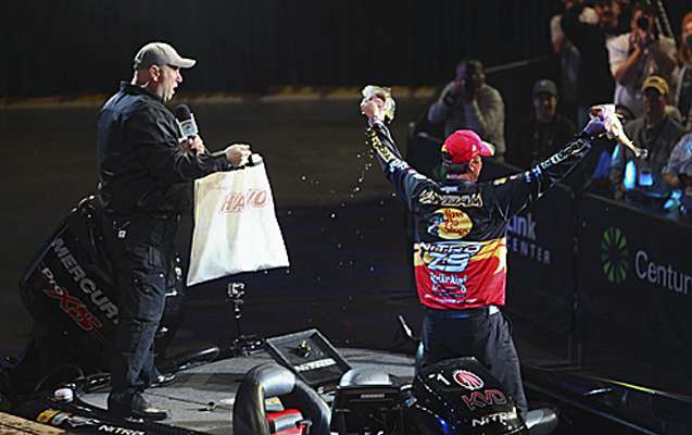 <p>
	Kevin VanDam knows how to get the crowd to their feet.</p>
