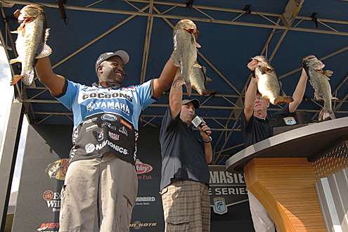 <p>
	Ish Monroe gets a hand from Dave Mercer and Trip Weldon to hold up his 34-pound stringer.</p>
