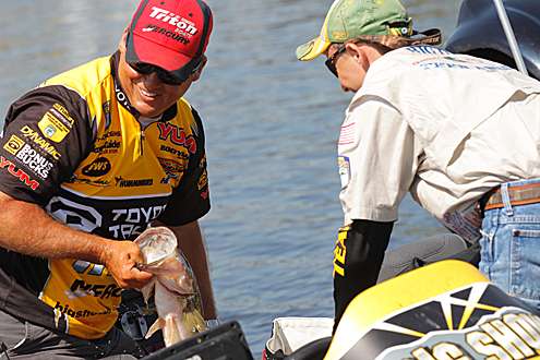 <p>
	Terry Scroggins lips one of the fish from the 24-11 stringer that put him in fifth place going into Day Four.</p>
