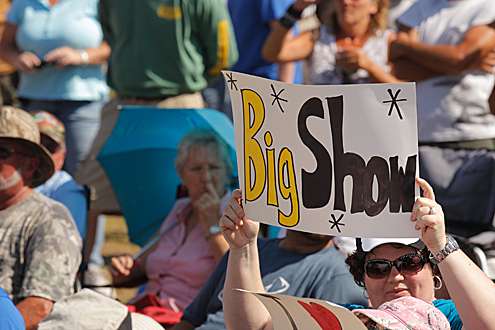 <p>
	Fans show their support for Florida native Terry "Big Show" Scroggins. </p>
