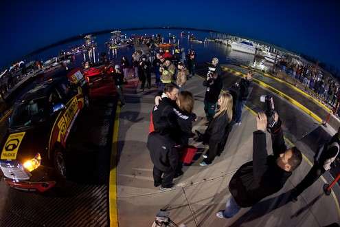 <p>
	Kevin VanDam gets a hug from his wife, Sherry, at launch.</p>

