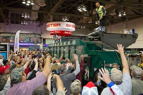 <p>
	Skeet Reese, the 2009 Classic champion on the Red River, thrills the crowd as he tosses free lures.</p>
