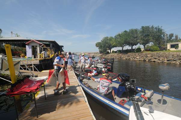<p>
	First flight competitors start picking up their fish bags.</p>
