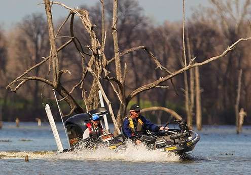 <p>
	Michael Iaconelli decides to try another area during practice, but the going is slow as he negotiates acres of stumps.</p>
