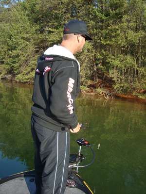 <p>
	Swindle spent much of his Wednesday practice day at Lake Norman looking for bedding and cruising bass.</p>

