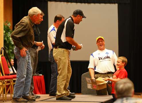 <p>
	 </p>
<p>
	Jerry McKinnis, Tommy Sanders, and Mark Zona draw for door prizes. </p>

