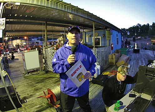 <p>
Dave Mercer announces the morning launch. </p>