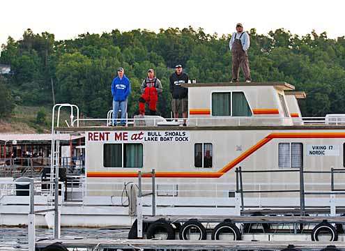 <p>
	Fans watch the launch from on top of a houseboat. </p>

