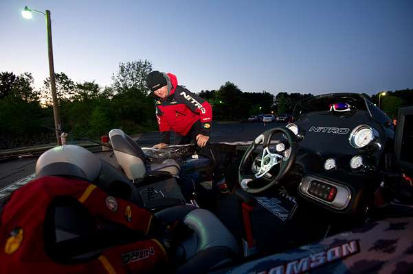 <p>
	Jason Williamson readies his boat for the final day on Lake Norman.</p>
