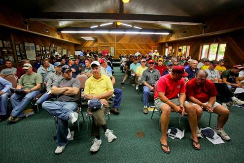 <p>
	Marshals receive their briefing before being paired with an Elite Series pro. </p>
