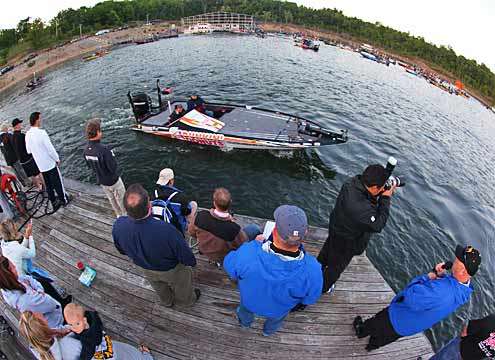 <p>
	Cliff Prince idles out as Dave Mercer calls his boat number.</p>
