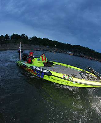<p>
	UV-Tackle pro Brent Chapman makes his way through the Day Two line.</p>
