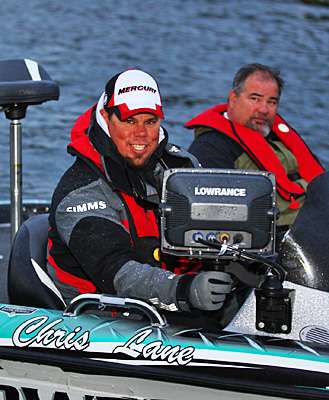<p>
	Chris Lane gives a big grin on his way to take off.</p>
