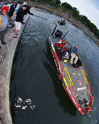 <p>
	Kevin VanDam motors past the dock as his boat number is called.</p>
