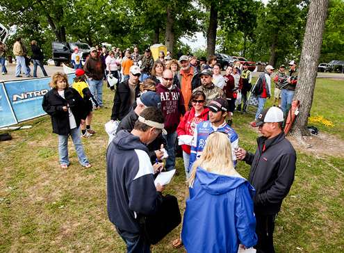 <p>
	A line of fans formed to get autographs from Brandon Palaniuk.</p>
