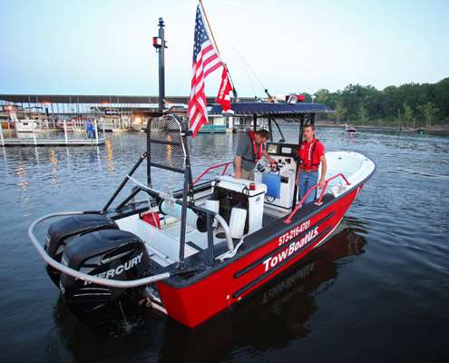 <p>
	Boat U.S., the official towing service of the Bass Pro Shops Bassmaster Opens, hoists the flag for the playing of the national anthem.</p>

