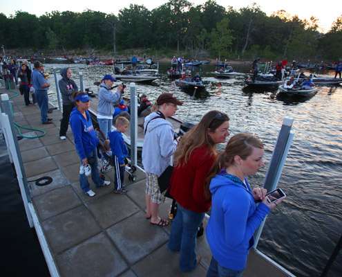 <p>
	Spectators gather to watch the launch on Day One of the Bass Pro Shops Bassmaster Central Open.</p>
