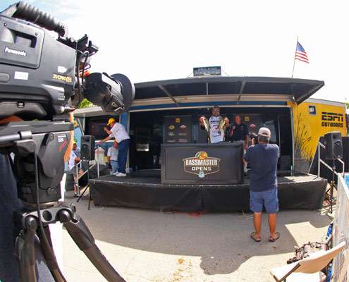 Local ace Kelly Power holds up his Day One bag as the camera streams the weigh-in live for Bassmaster.com.
