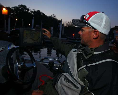 <p>
	Todd Castledine adjusts his electronic in preparation for the final day of the Bass Pro Shops Bassmaster Central Open on Table Rock Lake.</p>
