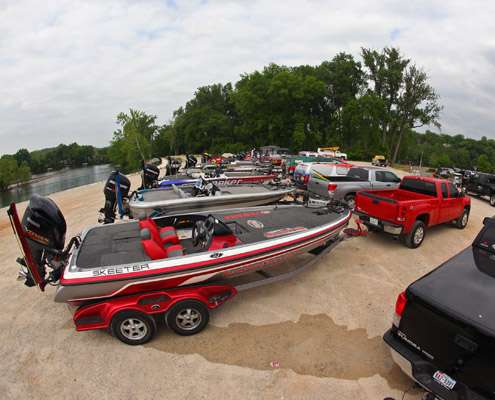 <p>
	 </p>
<p>
	Boats line the parking lot on the final day of the Bass Pro Shops Bassmaster Central Open on Table Rock Lake.</p>
