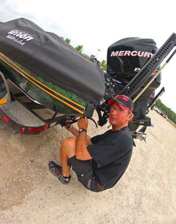 <p>
	 </p>
<p>
	Gary Klein covers up his boat for the ride to the next Elite Series event in Tennessee.</p>
