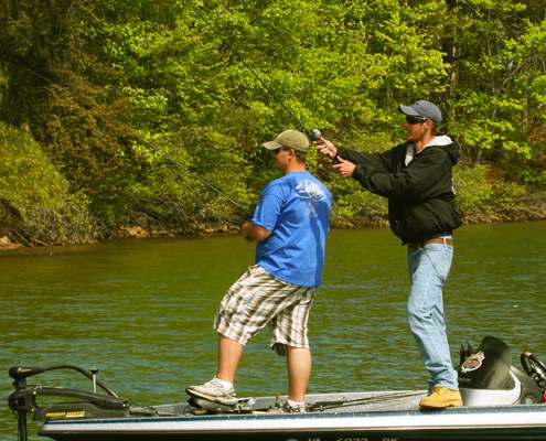 <p>
	While Witten worked on beds, Cox used a giant swimbait to pick up kicker fish.</p>
