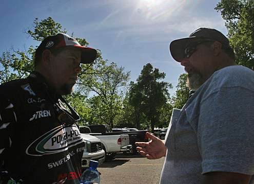 Marshal Paul Perez of Kansas City, Mo., shares contact information with Chris Lane, who he will ride with on Day Two.
