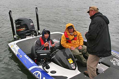 <p>
	Palaniuk tell his tale of a hook going through his left hand pinky finger as Rick Mason gets ready to mic him for Bassmaster TV.</p>
