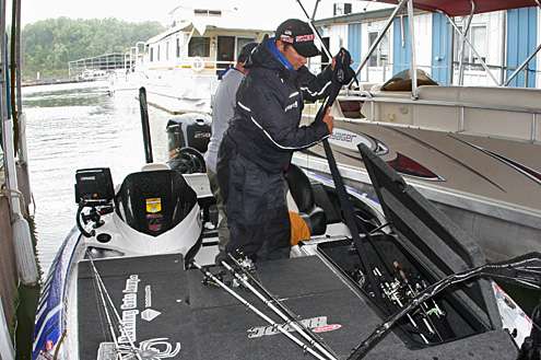 <p>
	Bull Shoals Lake Boat Dock personnel gave Palaniuk a slip to dock his boat, and he stows away his rods before heading to the ER.</p>
