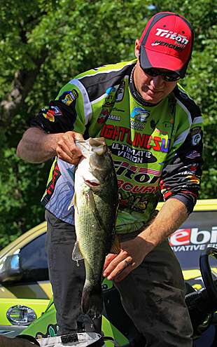 <p>
	Brent Chapman caught 14-3 on Saturday but fell to eighth place.</p>
