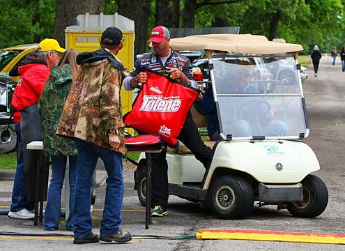 <p>
	Gerald Swindle hops off the golf cart ferrying anglers to the weigh-in area.</p>

