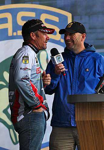<p>
	Stephen Browning is interviewed by weigh-in emcee Dave Mercer.</p>

