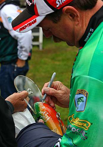 <p>
	Shaw Grigsby was among the many anglers who signed a replica crankbait for a fan.</p>
