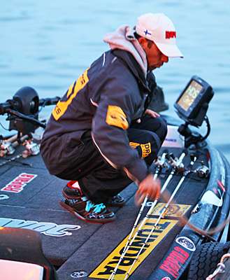<p>
	Mike Iaconelli ties up at the dock.</p>
