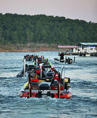 <p>
	The first wave of anglers head out onto Bull Shoals Lake.</p>
