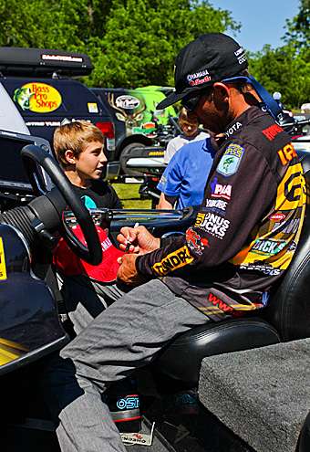 <p>
	Mike Iaconelli entertains fans at his boat, again signing autograph after autograph.</p>

