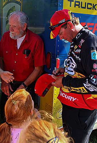 <p>
	While KVD drew a crowd seeking autographs, Andrews, who has been called the best bass fisherman ever by the likes of Jerry McKinnis, went mostly unnoticed.</p>
