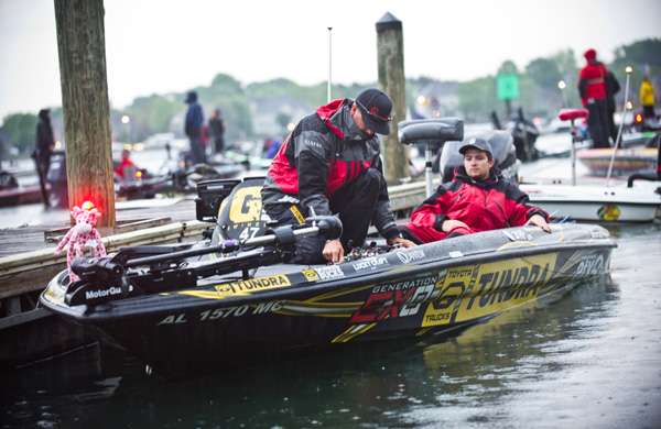 <p>
	Elite Series pro Gerald Swindle preps his gear for Day One. </p>
