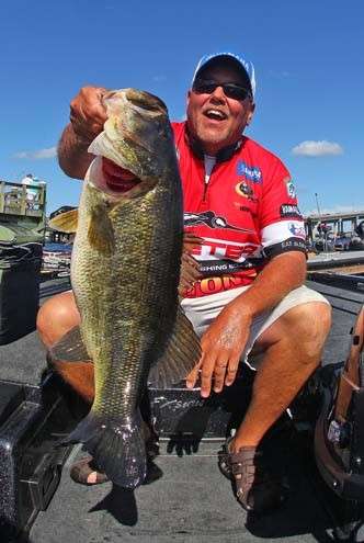 <p>
	Matt Herren shows off his best fish on Day One of the St. Johns River Showdown, the opening event of the 2012 Bassmaster Elite Series.</p>
