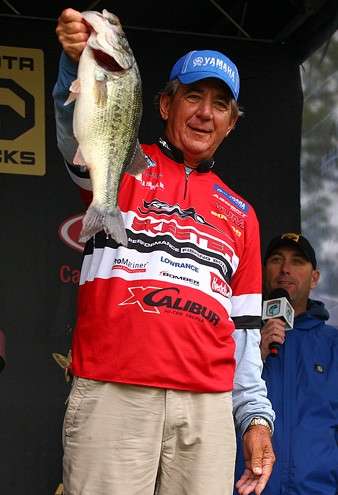 Zell Rowland shows off his 6-13, a home run he caught on Day Two that won the Carhartt Big Bass on Bull Shoals.
