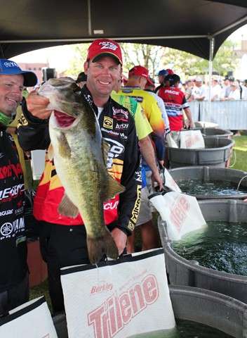 Kevin VanDam shows off an 8-14 on Day Three that jumped him into the top 12 cut and ended up being the Okeechobee event's Carhartt Big Bass.